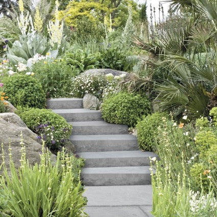 How should the step treads be installed for proper drainage?