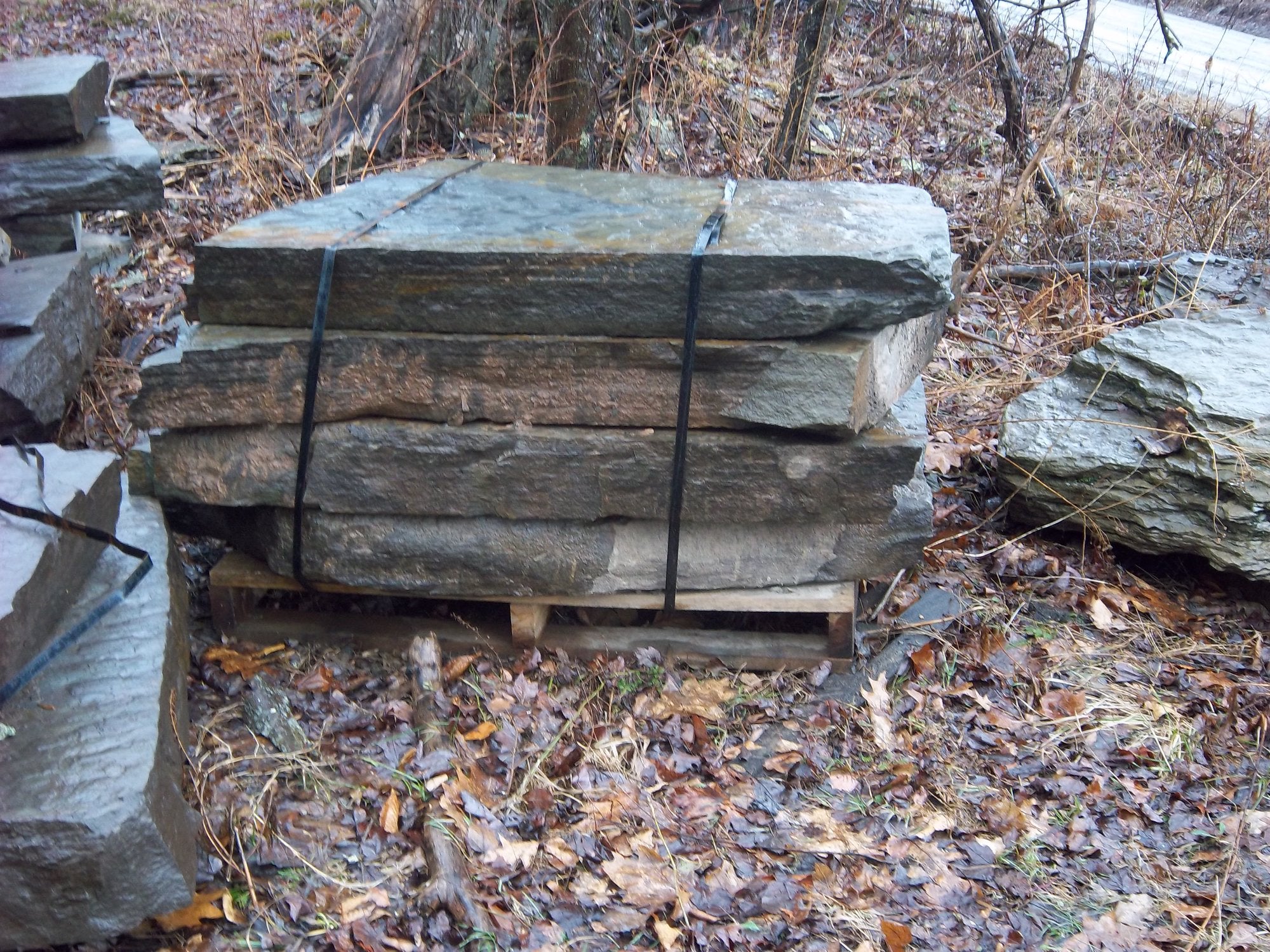 What equipment is required for offloading pallets over 1 ton?